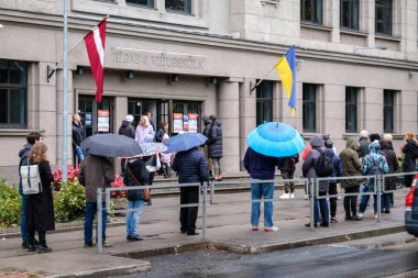 Riga, Letonya - 1 Ekim 2022: Parlamento seçimlerinin yapıldığı Letonya 'nın başkenti Riga' daki sandık merkezlerinde kuyruklar var. Yüksek kalite fotoğraf