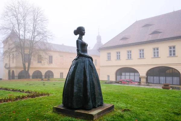 Ratiborice, Çek Cumhuriyeti - 19 Ekim 2022: Yazar Bozena Nemcova 'nın Ratiborice' deki anıtı, Ceska Skalice, Çek Cumhuriyeti. Dikkati dağılmış. Yüksek kalite fotoğraf
