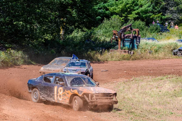 Norton Canada September 2021 Dirt Track Racing Redneck Raceway 三辆汽车在轨道一端的拐角处滑行 图库图片