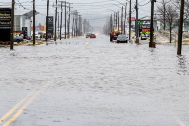 Saint John, NB, Kanada - 18 Şubat 2021: Bir şehir yolu, Rothesay Bulvarı, şiddetli bir yağmur fırtınası tarafından taştı.