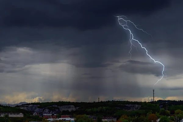 Piorun Uderzył Wieżę Komunikacyjną Oddali Bardzo Ciemne Chmury Intensywnym Deszczem Zdjęcie Stockowe