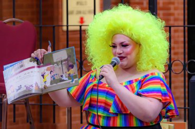 Saint John, NB, Kanada - 5 Haziran 2022: Bir drag queen Pazar Meydanı 'ndaki Drag Story Hour' da çocuk hikayeleri okuyor.