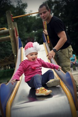 küçük kız oynamaya