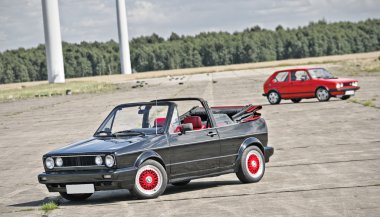 İki VW Golf GTI