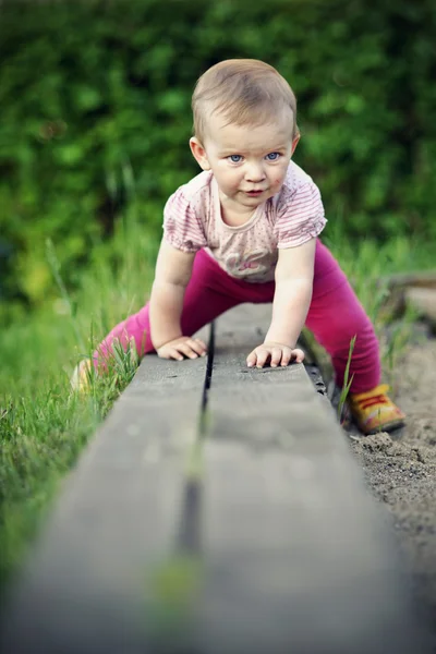 Klein meisje op de speelplaats — Stockfoto