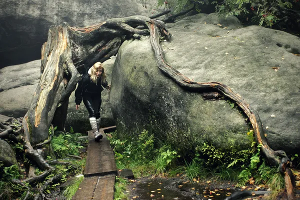 Fille dans le labyrinthe — Photo