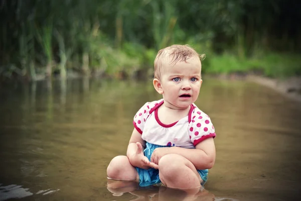 Kind spelen in water — Stockfoto