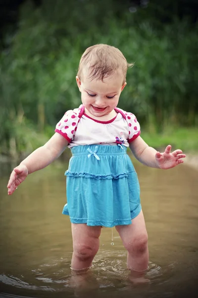 Niño jugando en el agua — Foto de Stock