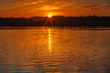 Güneş doğarken yüksek bulutlu su manzarası Orta Sahilde, NSW, Avustralya 'da, Woy Woy' daki Brisbane Suyu 'nu yansıtıyor..