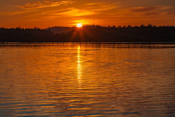Güneş doğarken yüksek bulutlu su manzarası Orta Sahilde, NSW, Avustralya 'da, Woy Woy' daki Brisbane Suyu 'nu yansıtıyor..