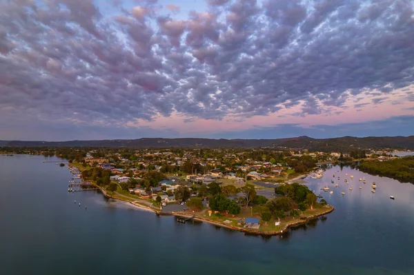 Orta Sahilde, NSW, Avustralya 'da Woy Woy üzerinde bulutlarla birlikte hava gündoğumu su manzarası.