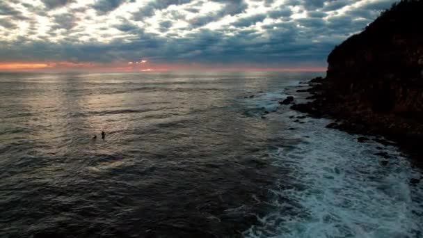 Sonnenaufgang Aus Der Luft Mit Wolkenbedecktem Himmel Vom Macmasters Beach — Stockvideo