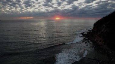 Central Coast, NSW, Avustralya 'daki MacMasters Sahili' nden bulutlarla kaplı hava gündoğumu deniz manzarası..