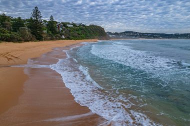 Central Coast, NSW, Avustralya 'daki MacMasters Sahili' nden bulutlarla kaplı hava gündoğumu deniz manzarası..