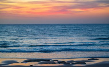 Avustralya, NSW 'nin merkez kıyısındaki Shelly Sahili' nden deniz kenarında gün doğumu..