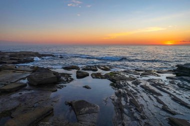 The Skillion at Terrigal in the Central Coast, NSW, Avustralya 'dan gün doğumu görüntüleri.