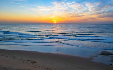 NSW, Avustralya 'nın merkez kıyısındaki Shelly Sahili' nden deniz kenarında gün doğumu manzarası.