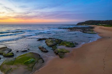 NSW, Avustralya 'nın merkez kıyısındaki Shelly Sahili' nden deniz kenarında gün doğumu manzarası.
