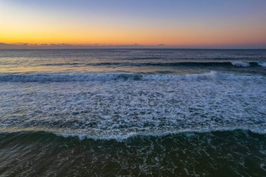 Central Coast, NSW, Avustralya 'daki Killcare Sahili' nde gündoğumu deniz manzarasının üzerinden uç..