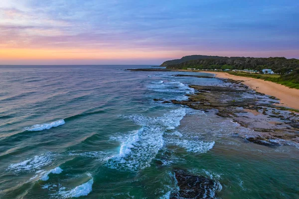 オーストラリア ニューサウスウェールズ州中央海岸のシェリービーチからの日の出の景色 — ストック写真