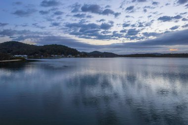 Merkez Sahili, NSW, Avustralya 'daki Woy Woy' da bulutlu hava gündoğumu manzarası.