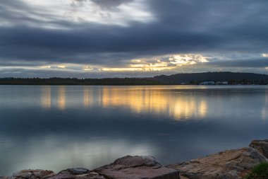 Merkez Sahili, NSW, Avustralya 'daki Woy Woy' da bulutlu gündoğumu su manzarası.
