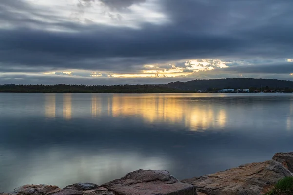 オーストラリア ニューサウスウェールズ州の中央海岸にあるWoy Woyでの曇りの日の出の水景 — ストック写真