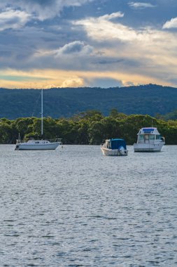 Gün batımından önce Woy Woy 'daki rıhtımda NSW, Avustralya.