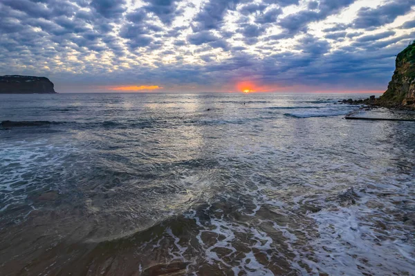 澳大利亚新南威尔士州中部海岸的麦克马斯特海滩 空中日出 乌云笼罩着天空 — 图库照片