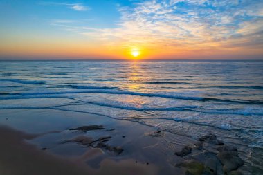 NSW, Avustralya 'nın merkez kıyısındaki Shelly Sahili' nden deniz kenarında gün doğumu manzarası.