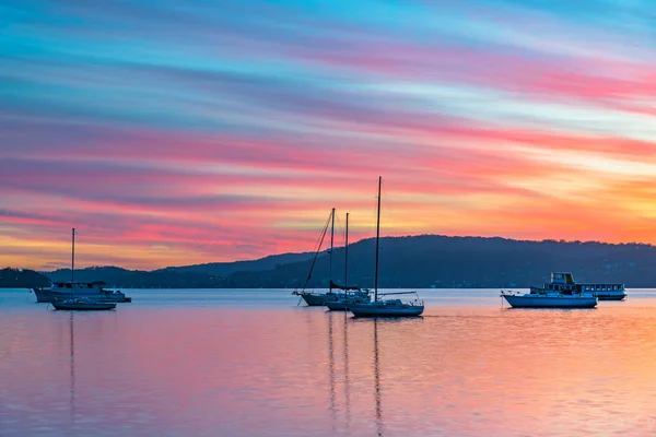 Ein Farbenfroher Sonnenaufgang Mit Booten Hohen Wolken Und Spiegelungen Der — Stockfoto