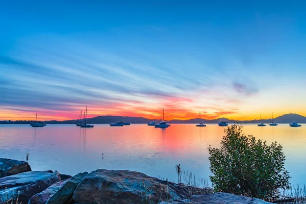 Nascer Sol Colorido Com Barcos Nuvens Altas Reflexões Koolewong Waterfront — Fotografia de Stock