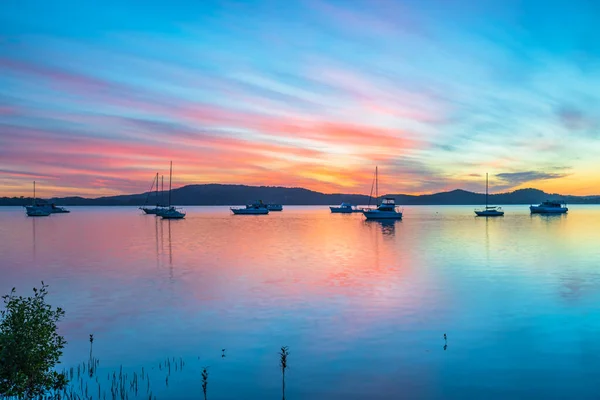 Ein Farbenfroher Sonnenaufgang Mit Booten Hohen Wolken Und Spiegelungen Der — Stockfoto