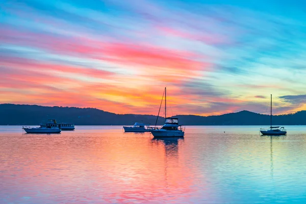 Nascer Sol Colorido Com Barcos Nuvens Altas Reflexões Koolewong Waterfront — Fotografia de Stock