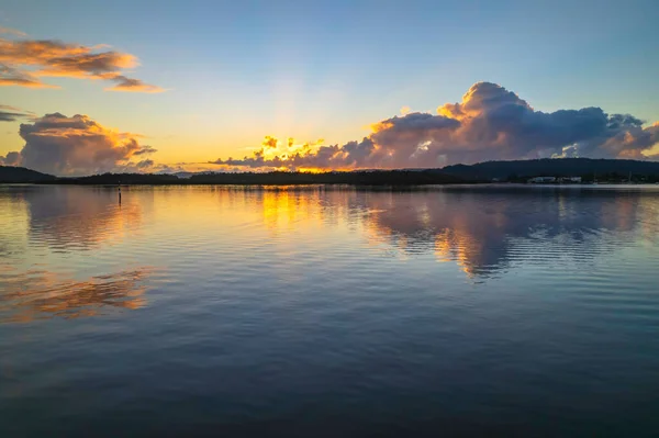 Wasserlandschaft Sonnenaufgang Mit Wolken Und Spiegelungen Der Woy Woy Waterfront — Stockfoto