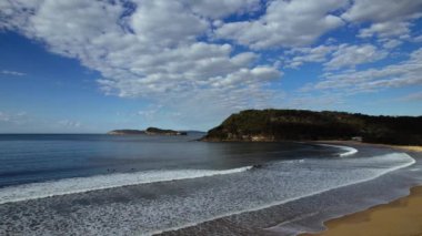 Central Coast, NSW, Avustralya 'daki Umina Plajı' nda bulutlarla güzel bir kış günü. 10 Ağustos 2021 'de çekildi..