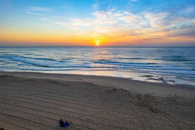 NSW, Avustralya 'nın merkez kıyısındaki Shelly Sahili' nden deniz kenarında gün doğumu manzarası.