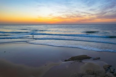 NSW, Avustralya 'nın merkez kıyısındaki Shelly Sahili' nden deniz kenarında gün doğumu manzarası.