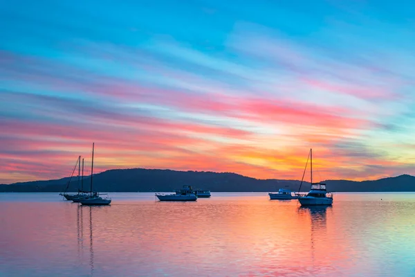 Ein Farbenfroher Sonnenaufgang Mit Booten Hohen Wolken Und Spiegelungen Der — Stockfoto