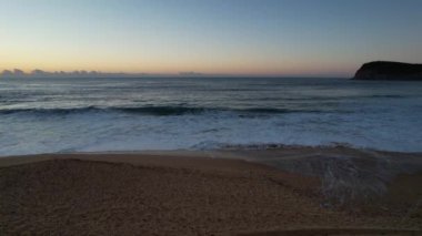 Central Coast, NSW, Avustralya 'daki Copacabana' da berrak gökyüzü ve dalgalarla gün doğumu denizi.