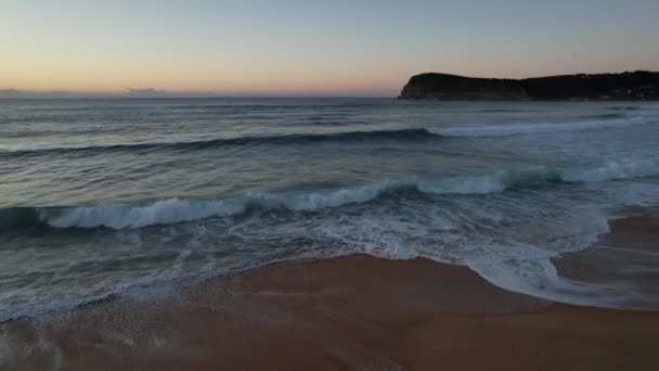 Sunrise Θαλασσογραφία Καθαρό Ουρανό Και Κύματα Copacabana Στην Κεντρική Ακτή — Αρχείο Βίντεο