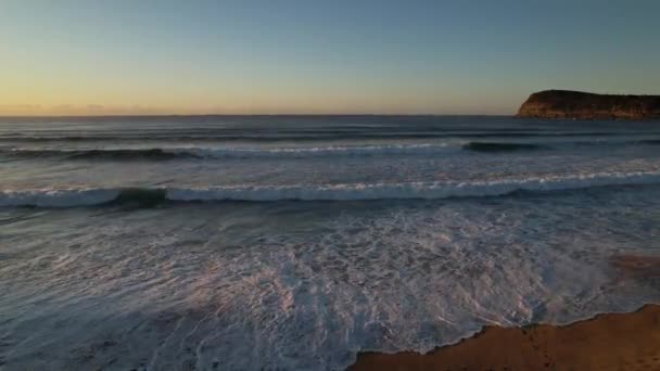 澳大利亚新南威尔士州中部海岸科帕卡巴纳有晴朗的天空和海浪的日出海景 — 图库视频影像