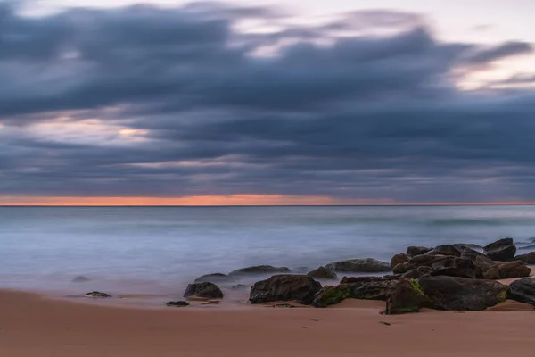 Sonnenaufgang Mit Felsen Strand Und Niedrigen Schweren Wolken Vom Killcare — Stockfoto