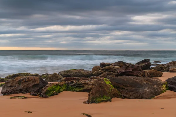 Salida Del Sol Paisaje Marino Con Rocas Playa Nubes Pesadas — Foto de Stock