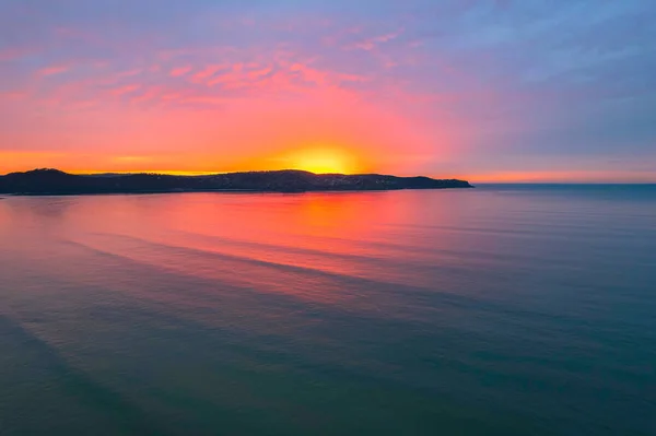 Nuvem Alta Colorida Cobriu Nascer Sol Umina Beach Costa Central — Fotografia de Stock