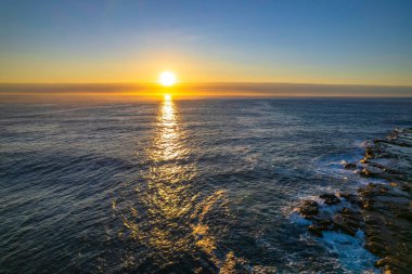 Orta Sahildeki Avoca Sahili 'nde gün doğumu deniz manzarası, NSW, Avustralya.