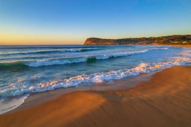 Central Coast, NSW, Avustralya 'daki Copacabana' da berrak gökyüzü ve dalgalarla gün doğumu denizi.