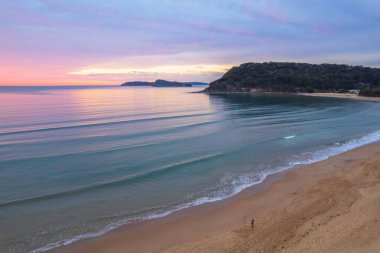 Orta Sahildeki Umina Sahili 'nde gün doğumunu kaplayan renkli bulutlar, NSW, Avustralya.