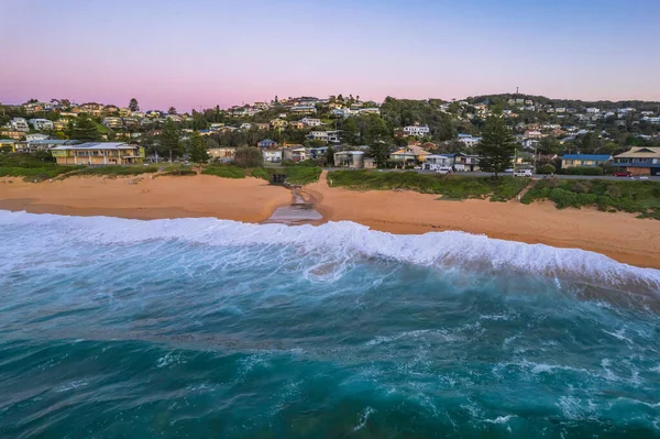 澳大利亚新南威尔士州中部海岸科帕卡巴纳有晴朗的天空和海浪的日出海景 — 图库照片