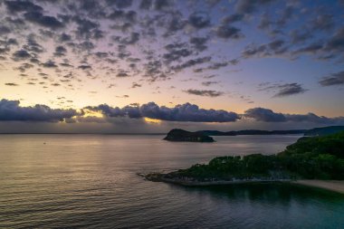 Sahil kenarında güneş doğuyor. Central Coast, NSW, Avustralya 'da Pearl Beach' ten bulutlar yükseliyor..
